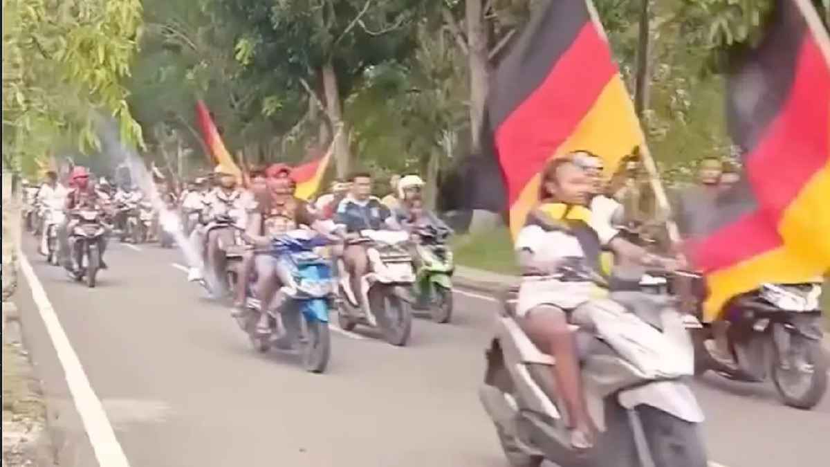 00:55 Uhr in jakarta: mit mofas und schwarz-rot-gold wird deutschland zur religion