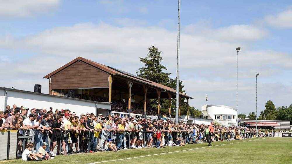 1. Fc düren: insolvenz, trainerwechsel und die suche nach dem rettenden käufer