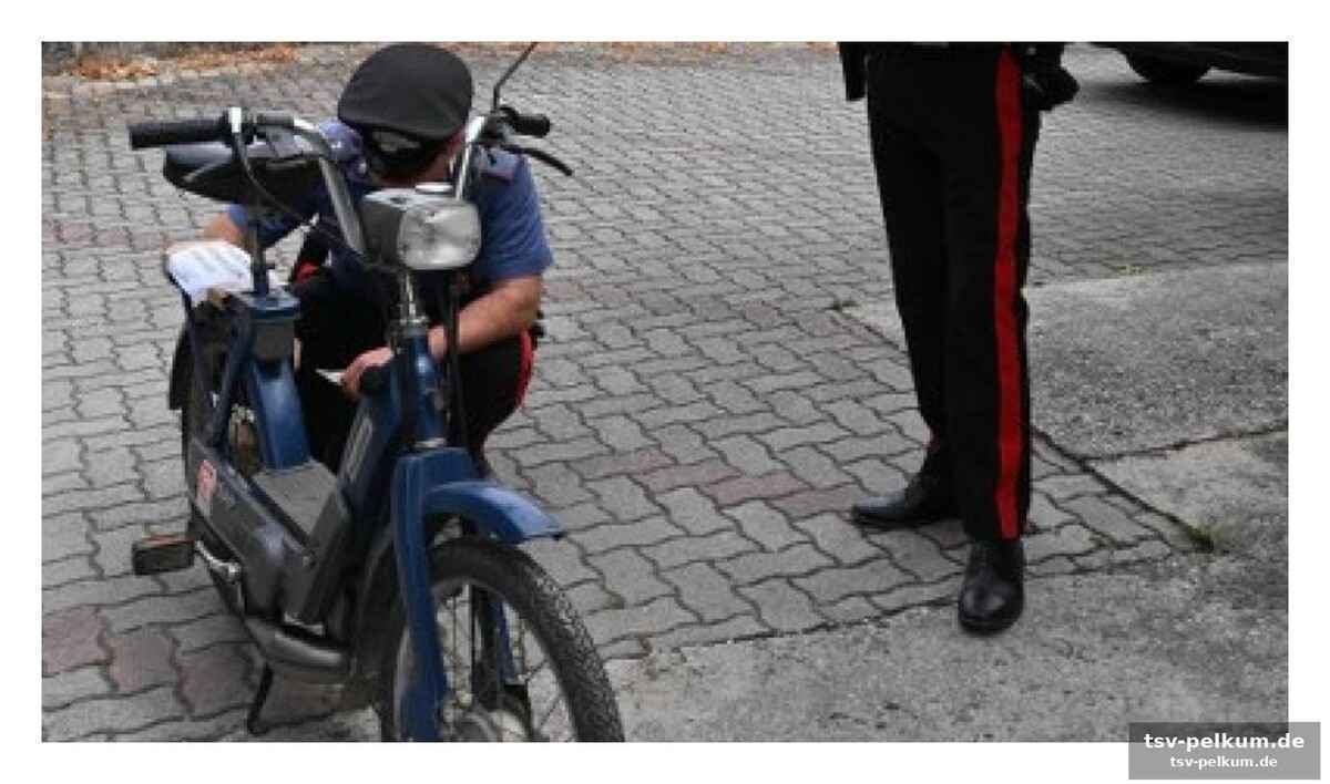 Ein verregneter tag, ein fehlendes helm und ein gestohlenes motorrad