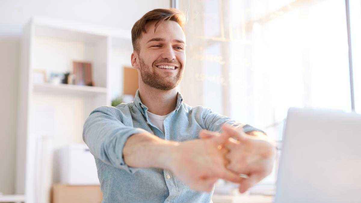 5-Minuten-workout gegen bürostress: so knackst du verspannungen zwischen zwei mails