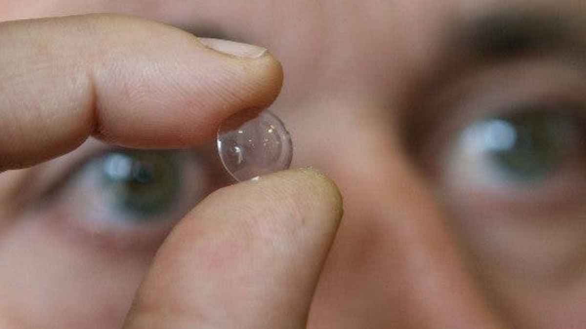 Achtung, kontaktlinsenträger! diese badegewohnheit kann blind machen