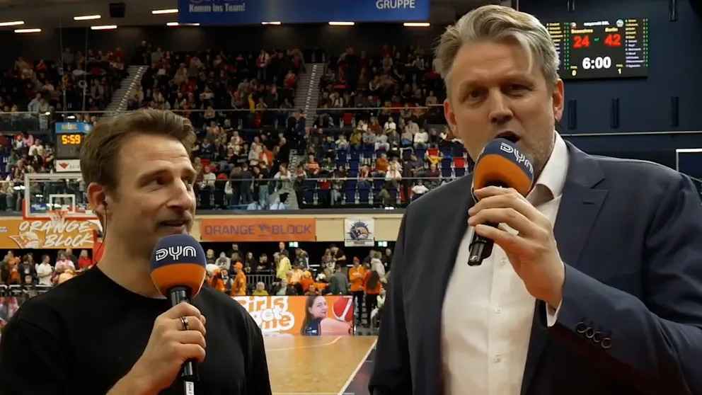 Alba Berlin feiert Weihnachtsfest mit Kantersieg – Basketball-Boss überrascht mit Weihnachtslied!