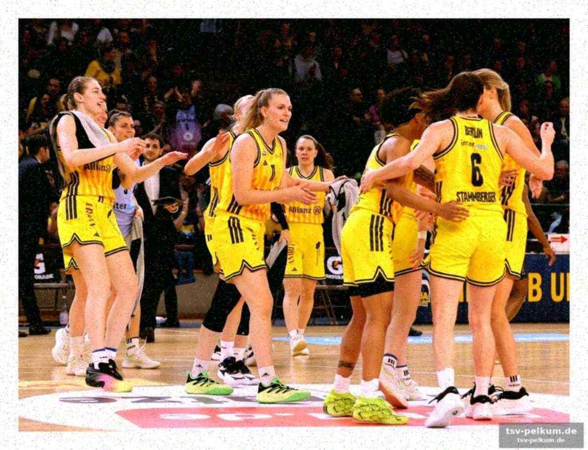 Vier spielerinnen, die alba trugen