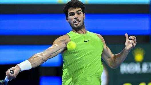 Alcaraz dominiert in doha: erster titel in sicht – rublev fordert ihn heraus