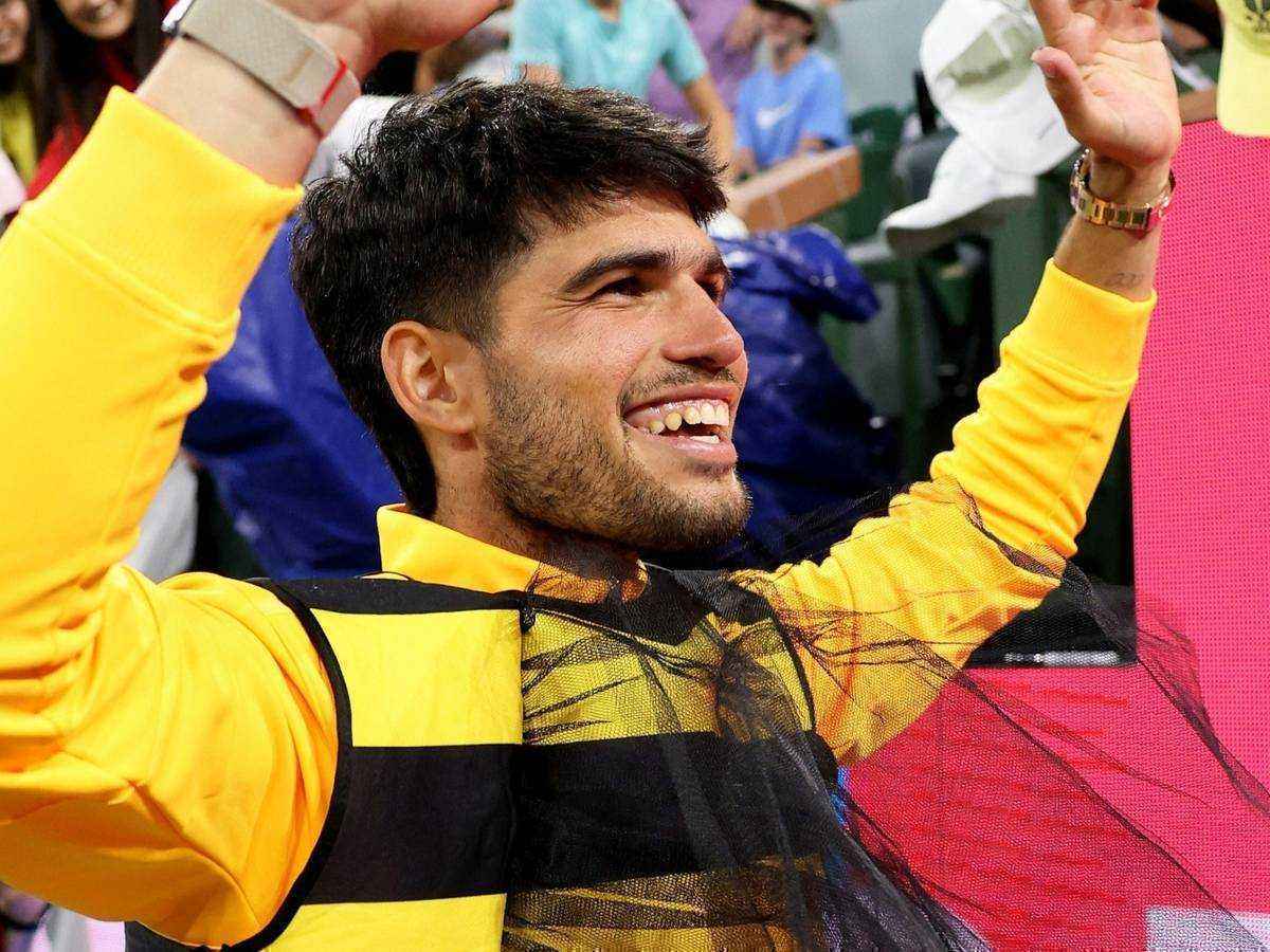 Alcaraz zieht bienenkostüm an und stürzt indian wells in ekstase