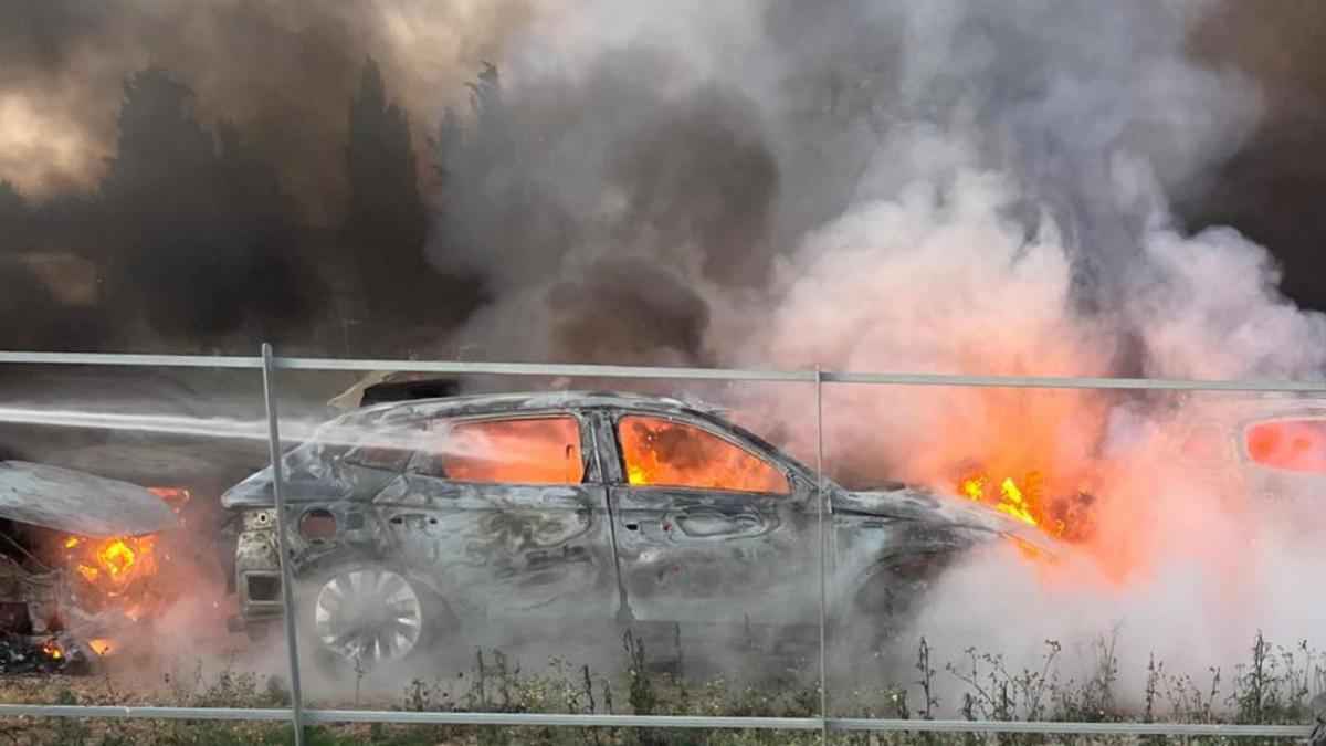 Alghero: wiederholungsschaden! feuer zerstört 80 autos