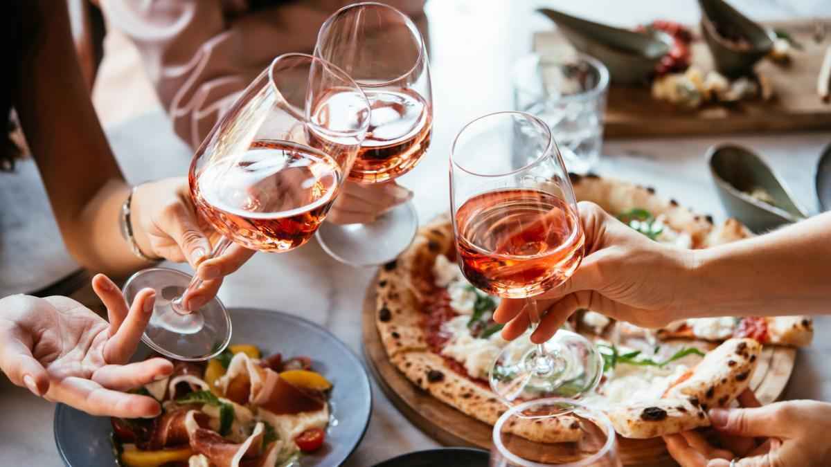 Alkohol macht heißhunger: warum sie nach wein nach salzigem greifen!