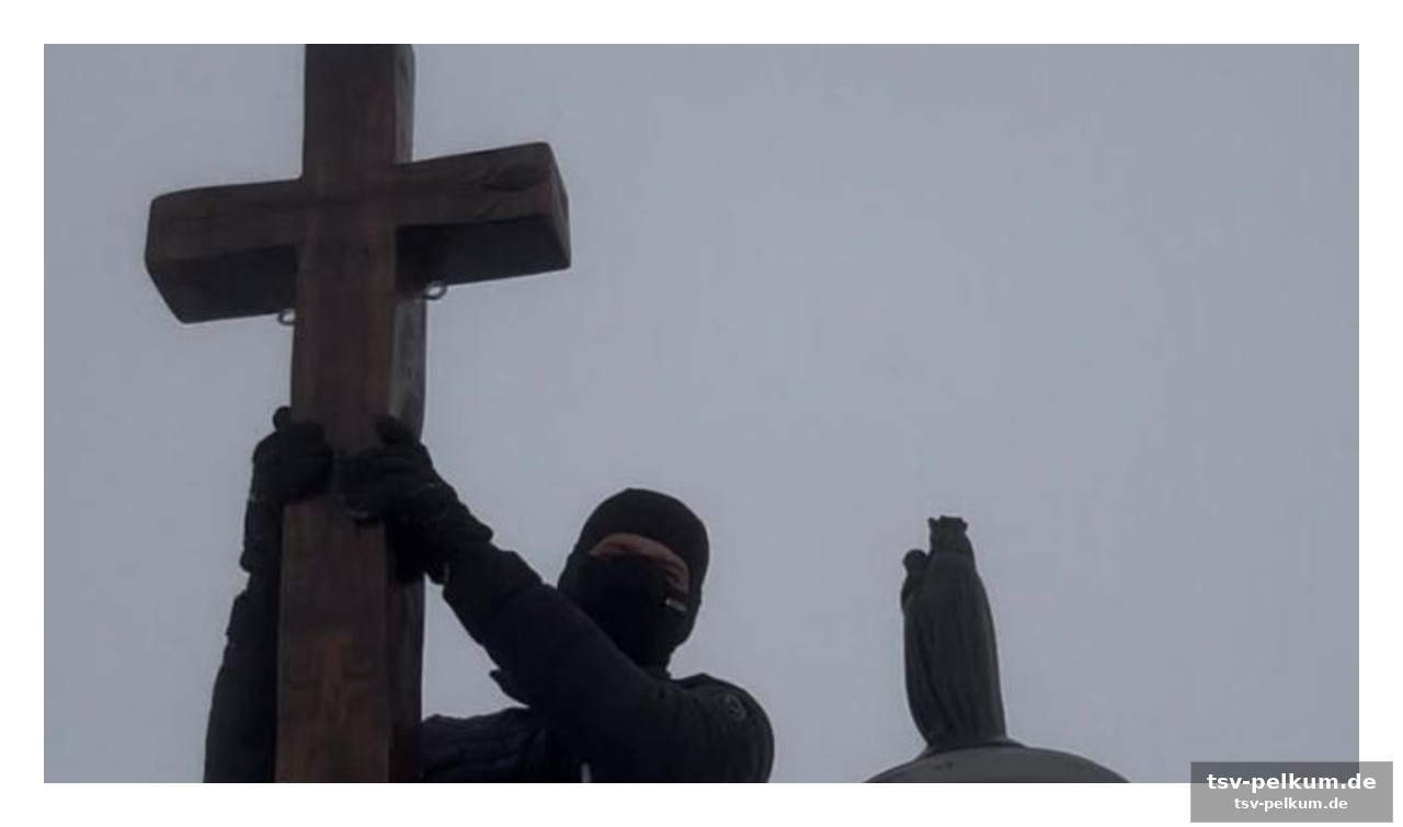 Ein bergsteiger nimmt die sache selbst in die hand