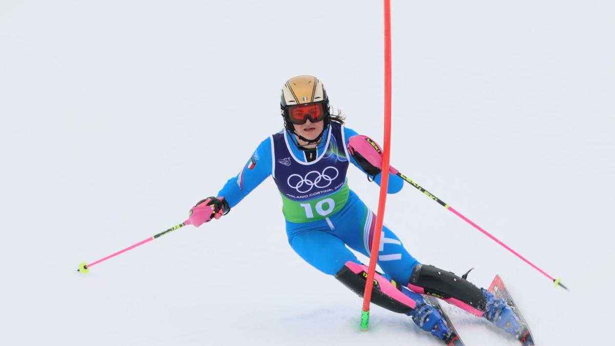 Ein mädchen, zwei ski, drei medaillen