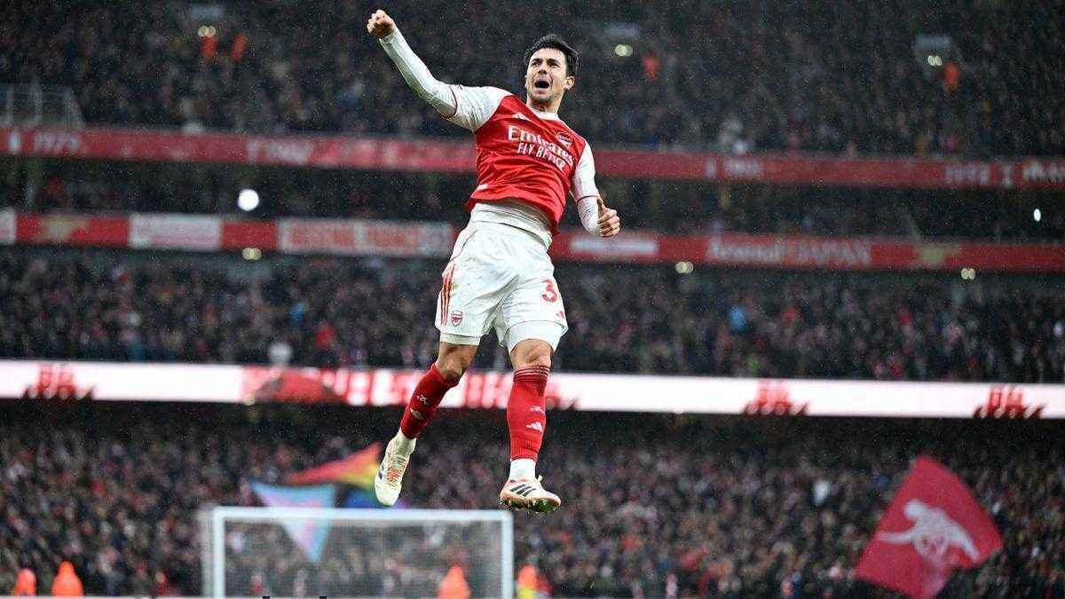 Arsenal festigt führung aus – manunited triumphiert gegen tottenham