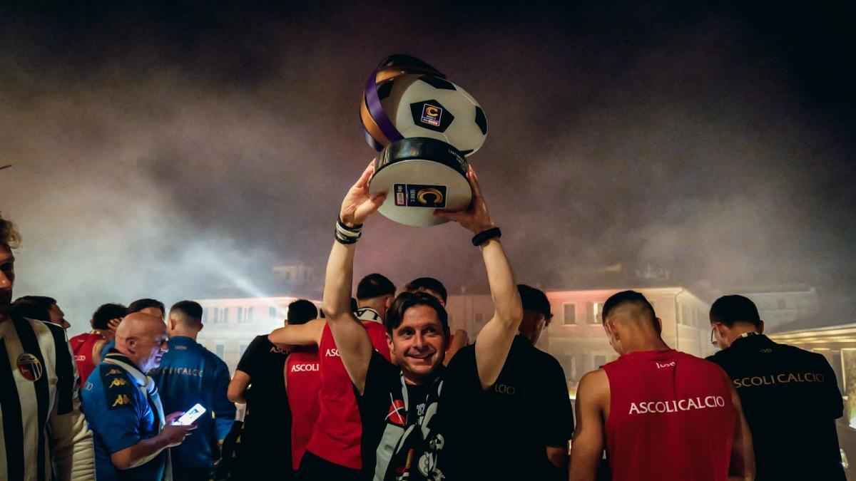 Ascoli kehrt zurück: bürgermeister feiert mit den fans – und erinnert an legenden