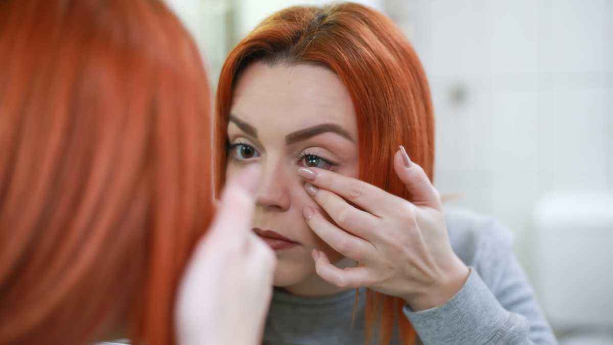 Augenblick der gefahr: duschen mit kontaktlinsen kann blind machen!