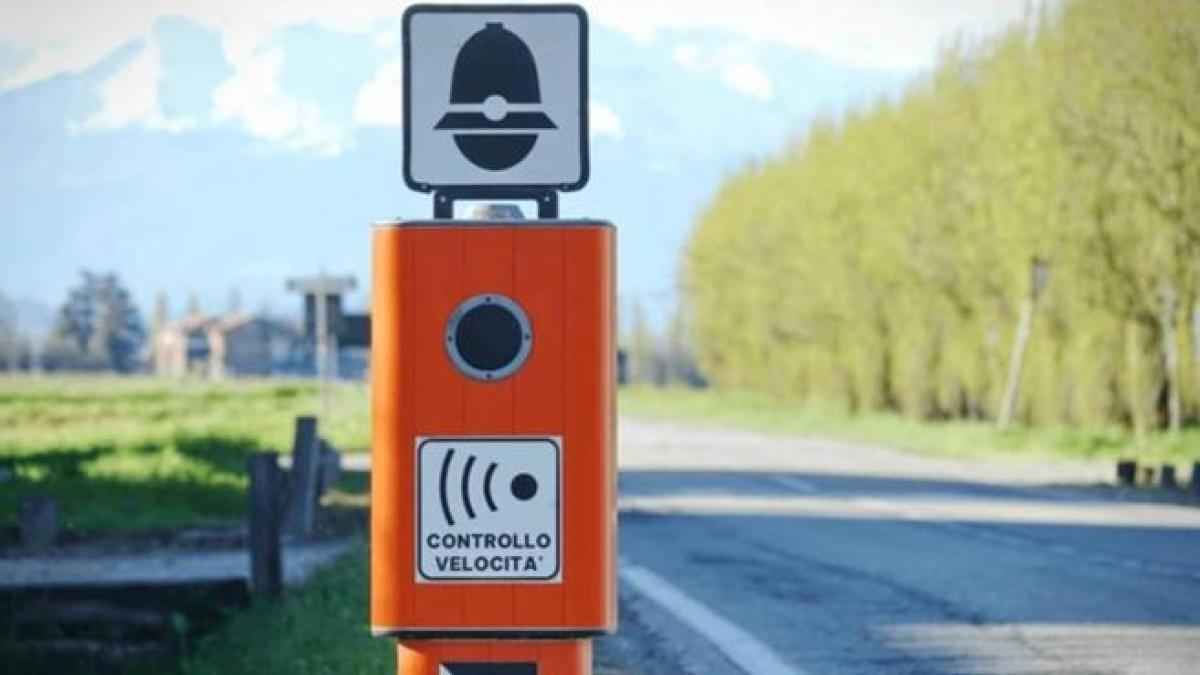 Autovelox-falle: gericht kippt 550-euro-bußgeld wegen fehlendem schild!