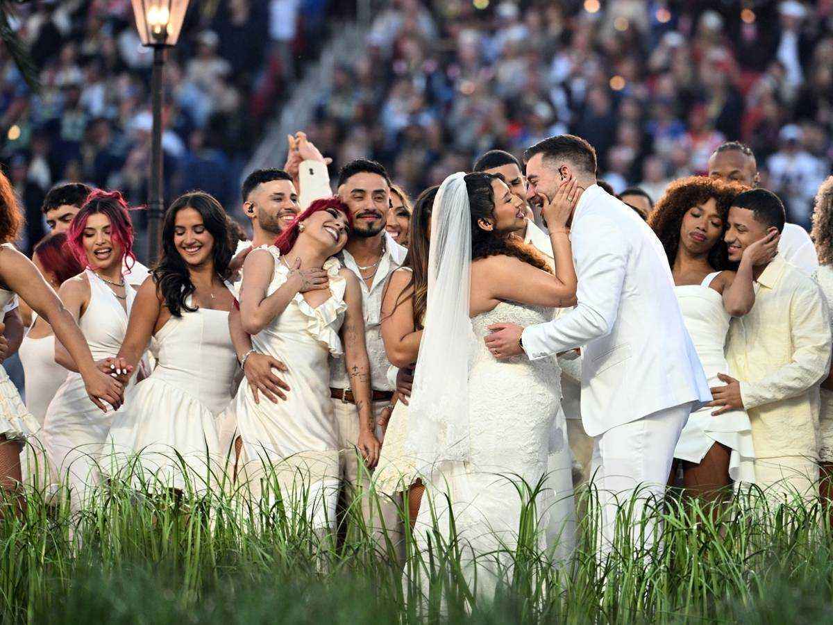 Bad bunny überrascht fans mit live-hochzeit beim super bowl