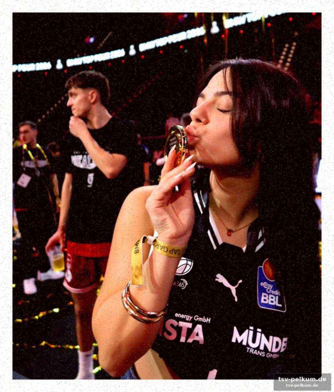 Mvp demonia feiert im jubelrausch
