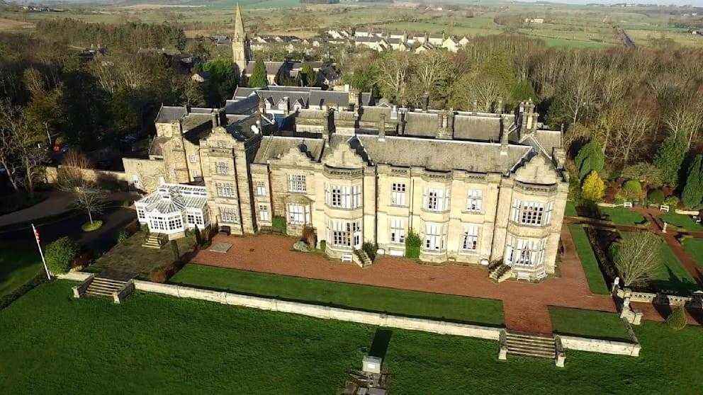 Barça-stars schlafen in hogwarts: flicks zauber-schloss in england enthüllt