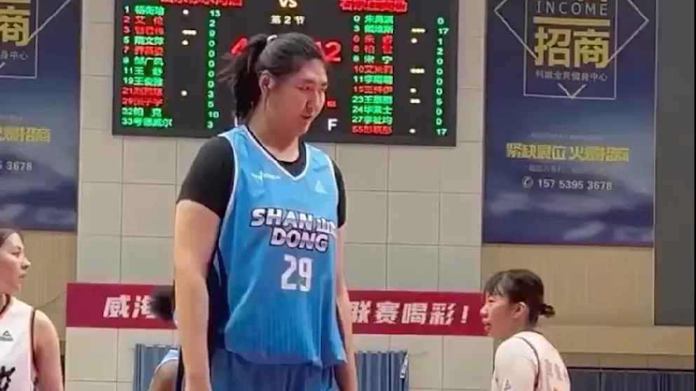 Basketball-Gigantin Zhang Ziyu: 2,26 Meter Dominanz bei Debüt!