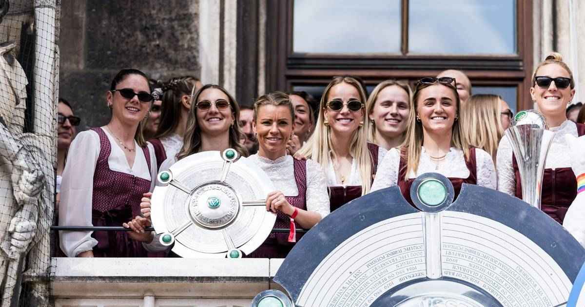 Bayern münchen feiert double-triumph mit fans auf dem marienplatz!