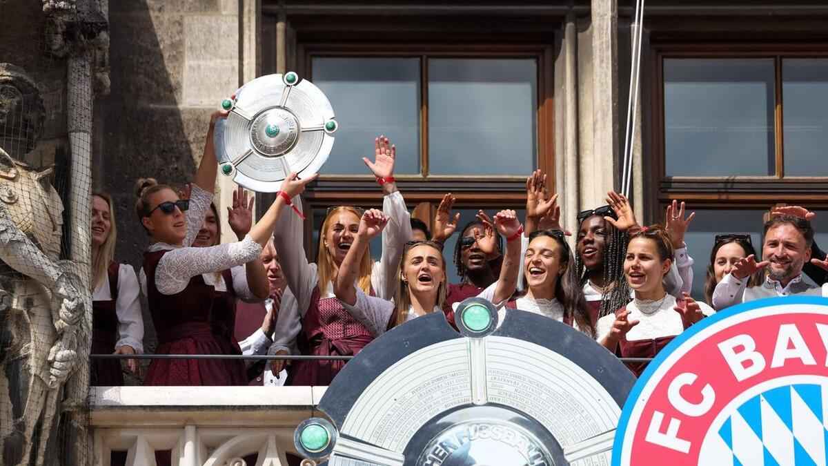 Bayern-frauen feiern double: lama statt kakadu!