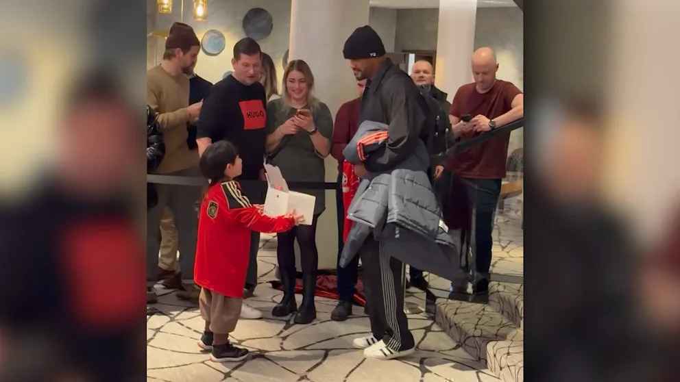 Bayern-trainer kompany lässt fanherz höher schlagen: bewegende hotel-begegnung!