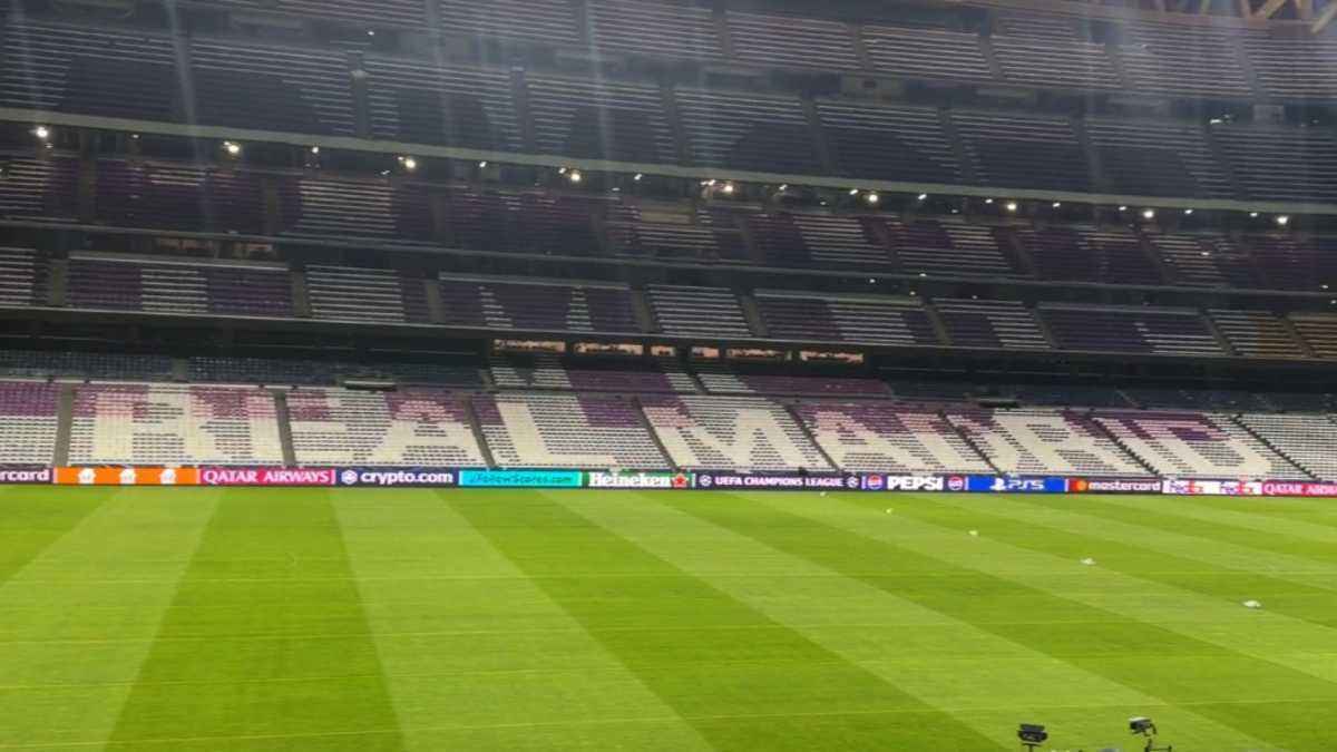 Ein tifo, der die fangesichter in erstaunen versetzt
