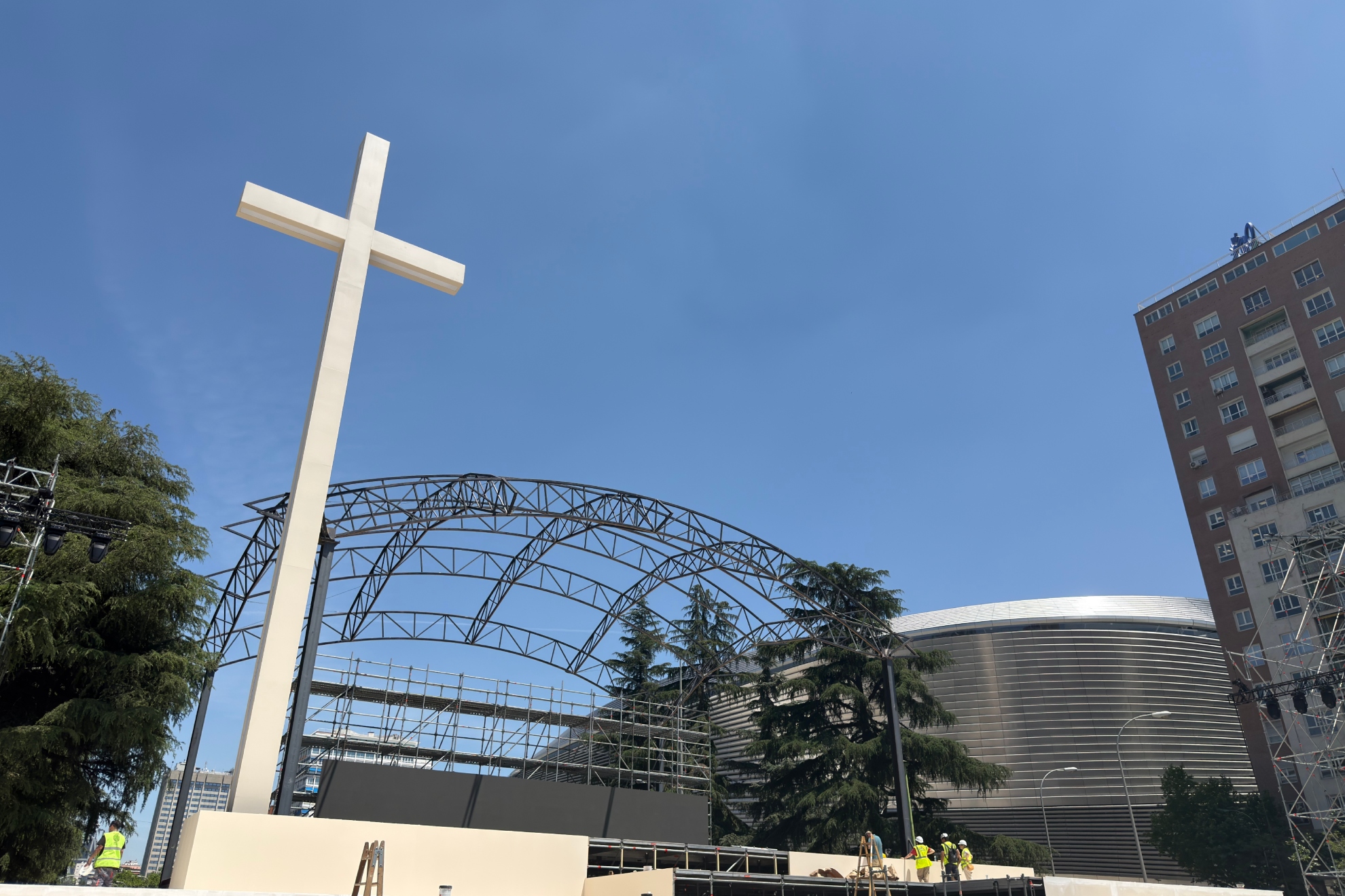 Bernabéu verwandelt sich: papstbesuch unterbricht bauarbeiten