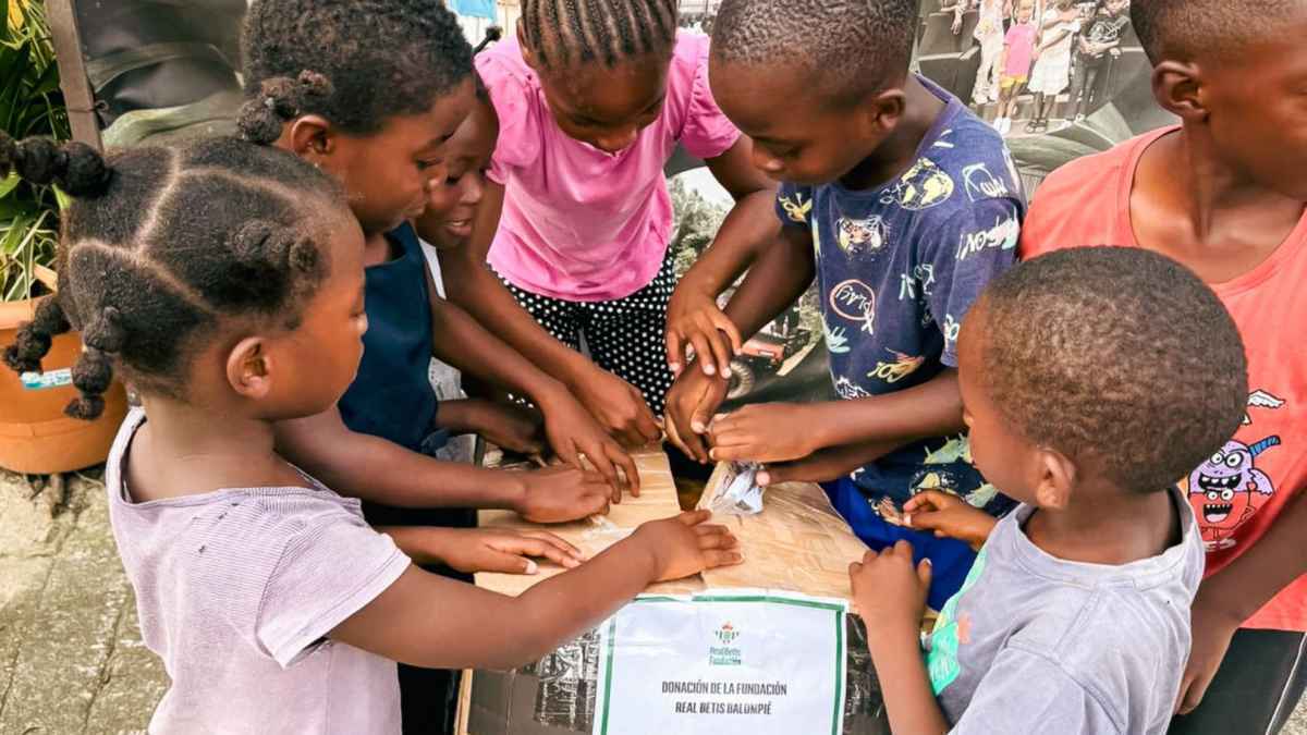 Betis-fans schenken freude: kuscheltiere erreichen guinea-äquatorial!