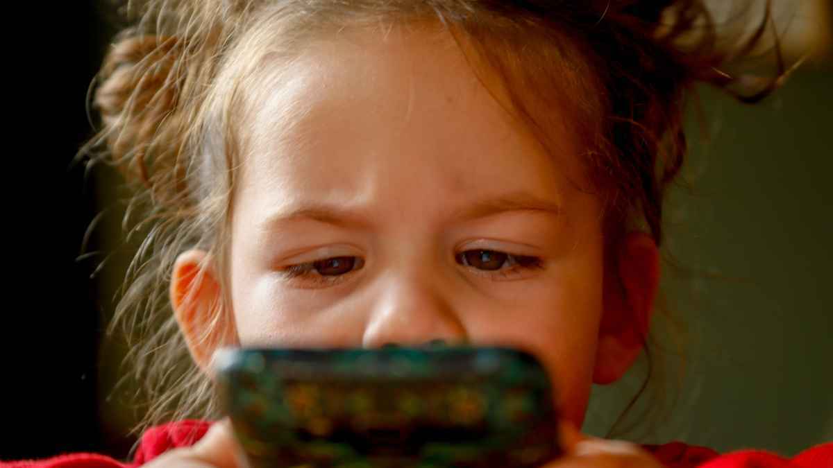 Bildschirme im babyalter: können sie die entwicklung bremsen?