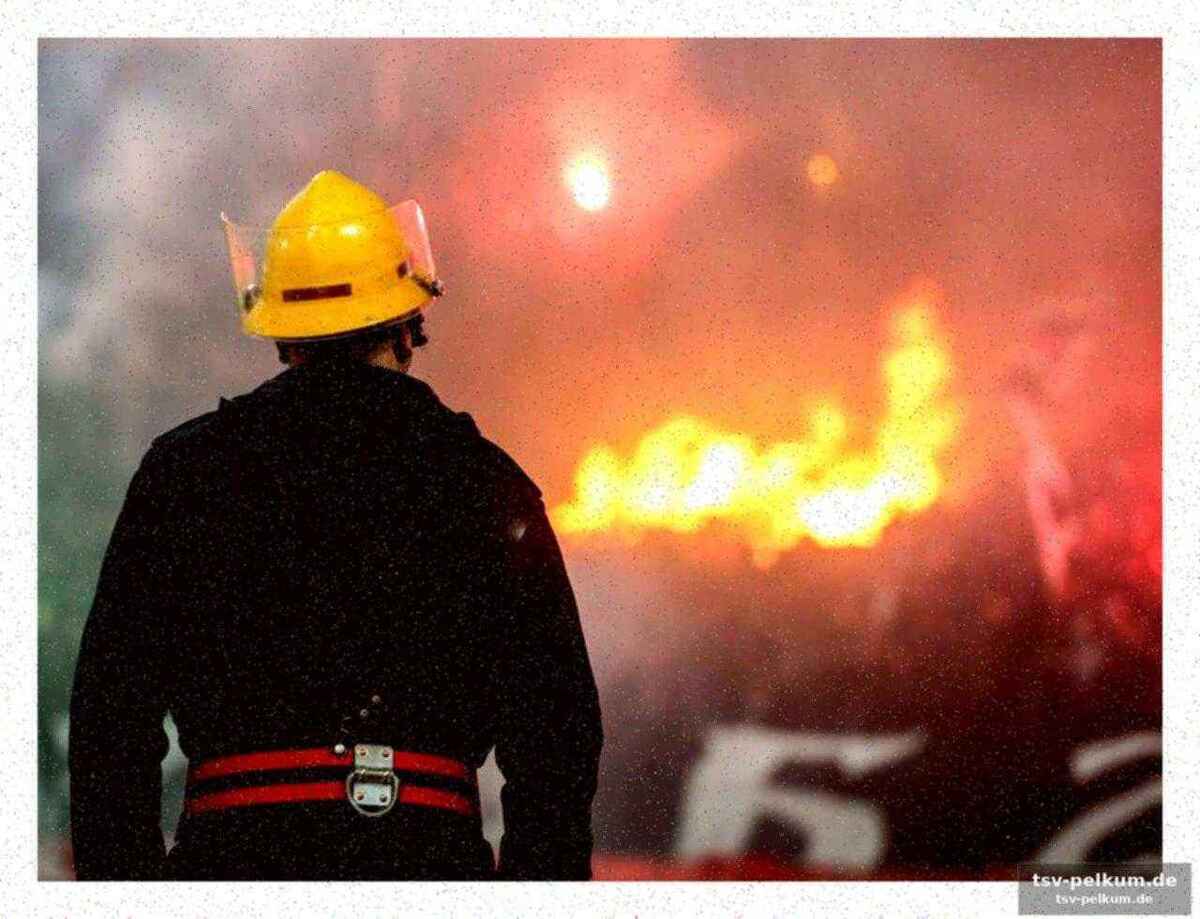 Pyro-show eskaliert: sitzschalen brennen lichterloh