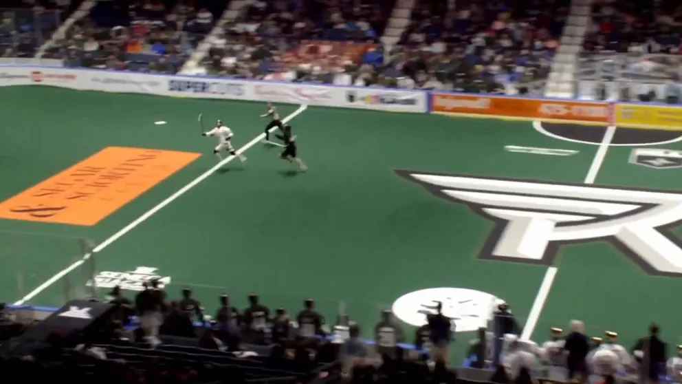 Brutaler zusammenstoß im lacrosse: torwart rast gegner nieder