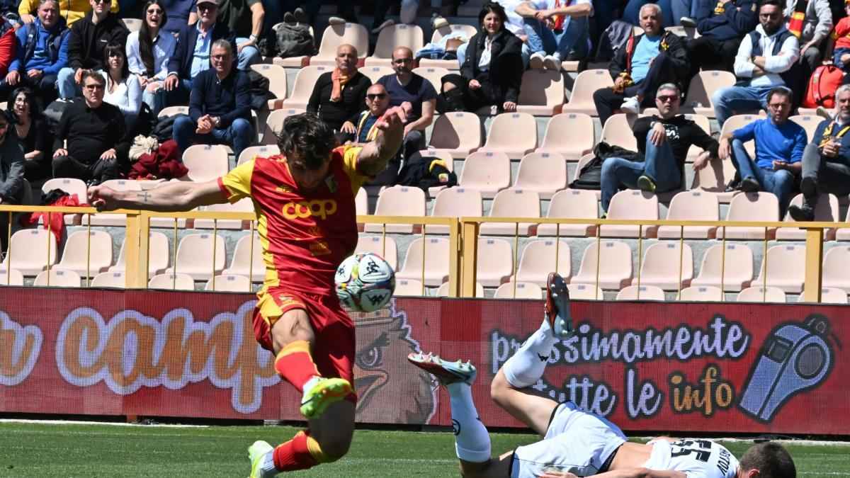 Catanzaro befreit sich mit 4:2-kantersieg und schießt sich in die playoffs