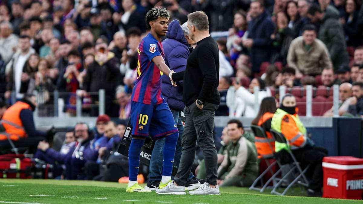 Die yamal-affäre: frustrierte reaktion oder ausbruch?</p><p>die stimmung im camp nou war nach dem 2:1-sieg gegen atlético in der liga zunächst euphorisch. doch die freude währte nicht lange, als die bilder von lamine yamals frustrierter reaktion die runde machten. der 18-jährige, sichtlich verärgert über einen vergebenen pass, verweigerte flick den handschlag und verschwand in den katakomben. die medien stürzten sich auf die geschichte, spekulierten über spannungen im team und mögliche konsequenzen für den jungen star. flick ließ die spekulationen jedoch schnell im keim erlöschen. er erklärte, yamal sei lediglich frustriert über seinen eigenen fehler gewesen, betonte aber gleichzeitig, dass der vorfall überstanden sei.</p><p><strong>“er wird besser drauf sein,”</strong> versprach flick auf der pressekonferenz. die deutliche ansage an die öffentlichkeit zeigt: flick steht voll hinter seinem talent. er sieht in yamal einen <strong>fantastischen spieler</strong>, der noch viel entwicklungspotenzial besitzt. “er ist erst 18 jahre alt und macht fehler. das ist ganz normal. ich werde ihn immer beschützen.” er ermutigte yamal, auf dem platz zu zeigen, “dass er ein großartiger spieler ist und einer der besten, vielleicht sogar der beste spieler der zukunft sein wird.”</p><h2>atlético vor einem schwierigen auswärtsspiel