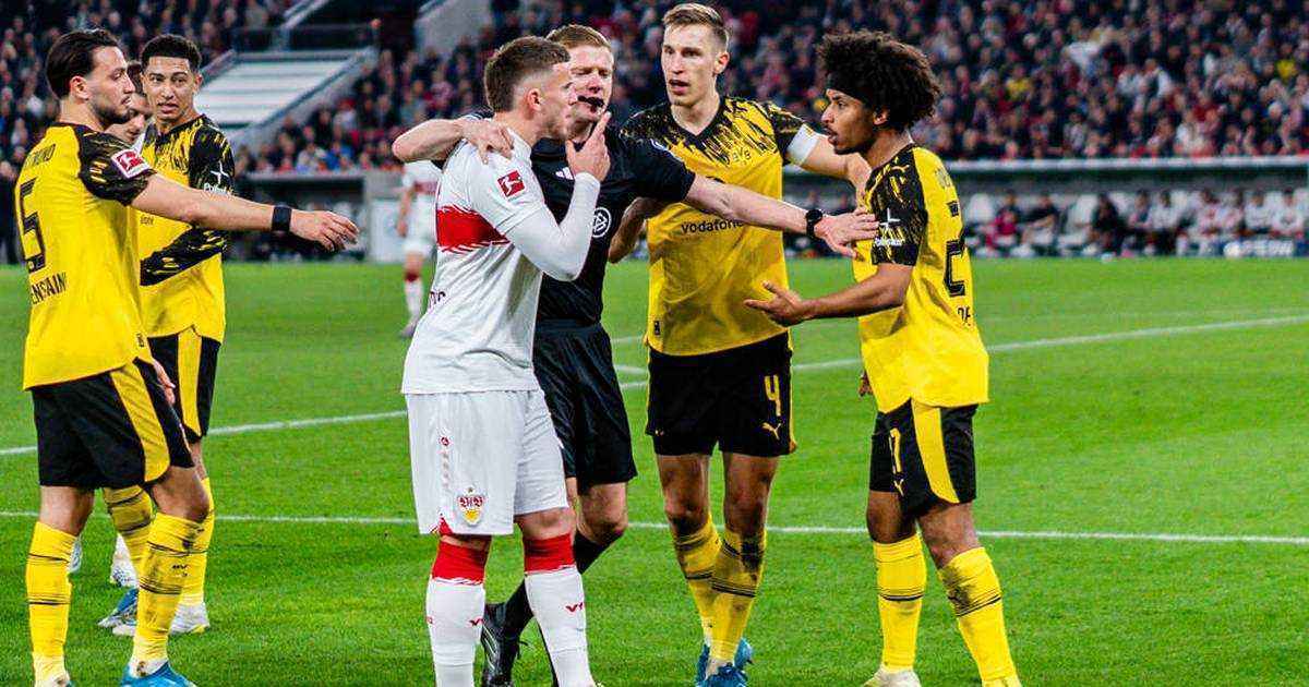 Como führt das rennen an, doch die verfolger atmen ihm in den nacken