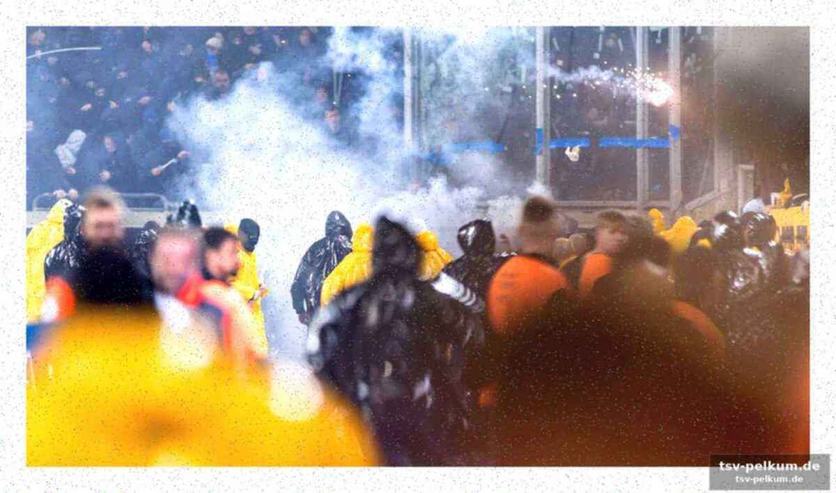 Stürmen auf den platz und auseinandersetzungen