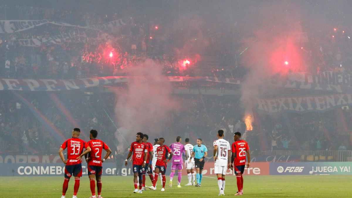 Chaos in medellín: libertadores game aborted – colombian football in crisis!