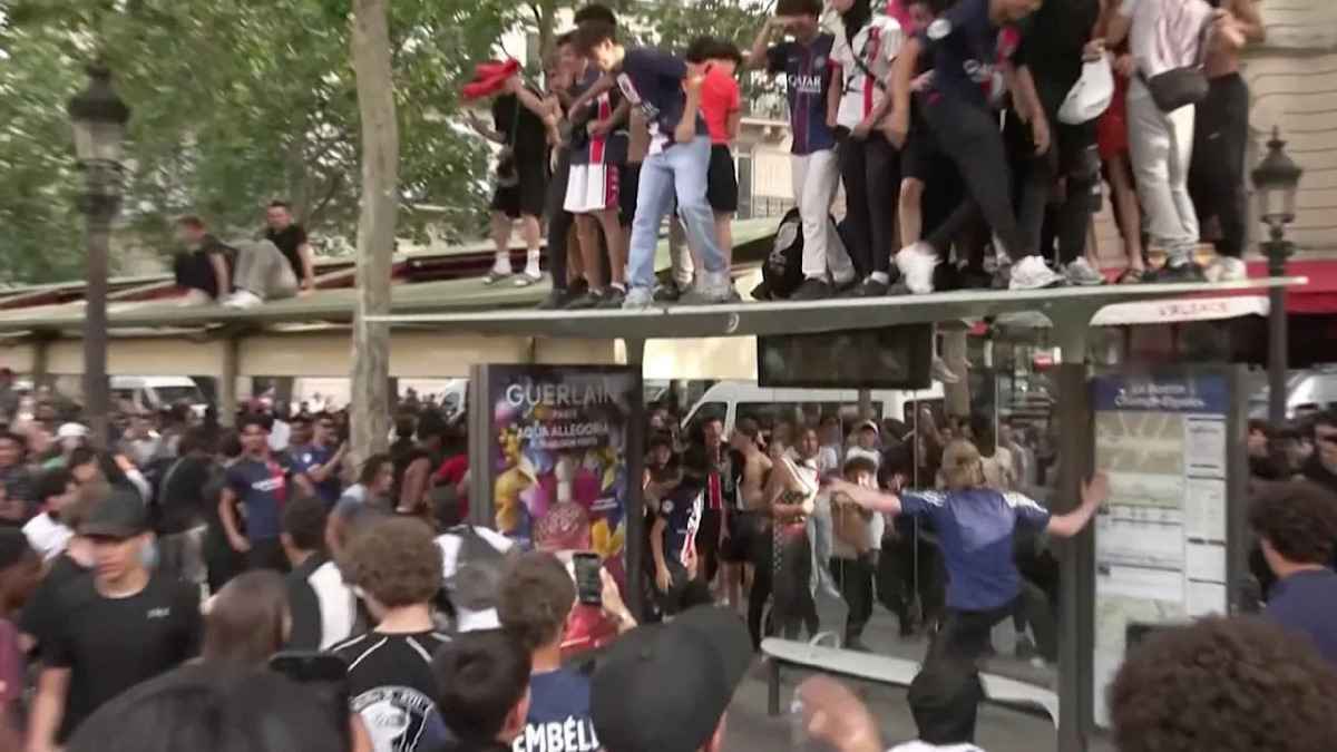 Chaos in paris: psg-fans verwüsten bushaltestelle!