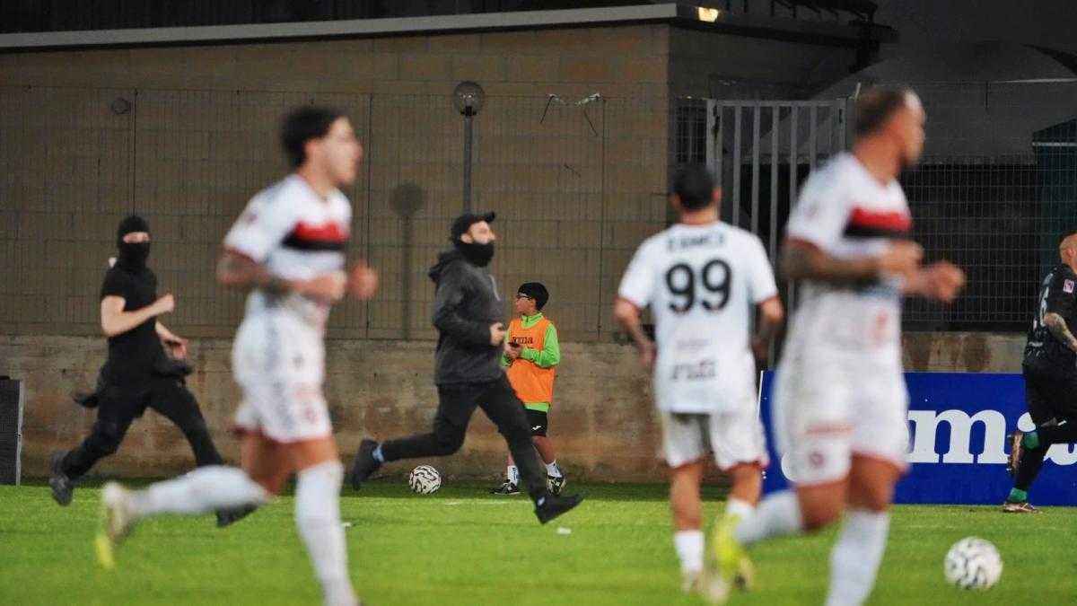 Chaos in süditalien: ultras stürmen platz – foggia vor dem abstieg!