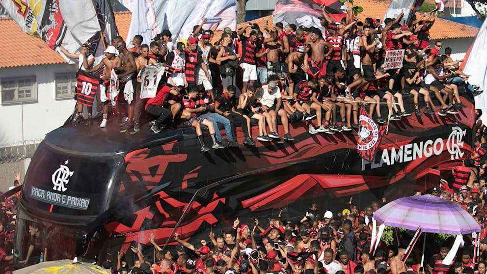 Chaos vor Copa-Finale: Hooligans stürmen Team-Bus – Blutiges Spektakel!