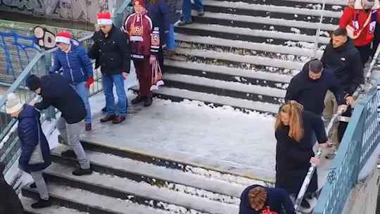 Chaos vor dem Eisbären-Spiel: Fans rutschen auf Glatteis zur Uber-Arena!