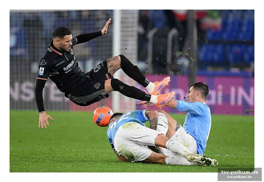 Sarri plant mit dem blick auf den pokal