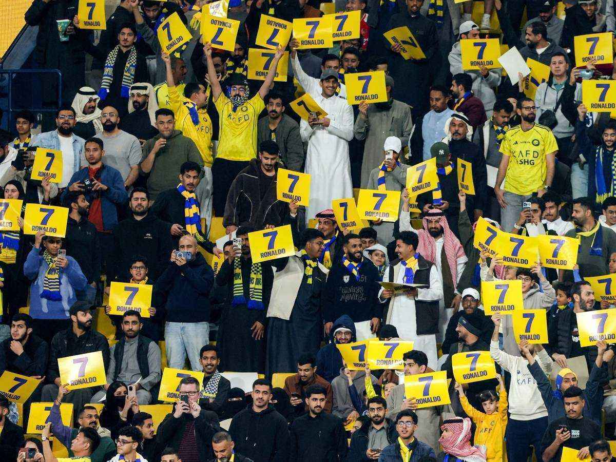 Cristiano ronaldo erneut fehlt – fans feiern star trotzdem bei al-nassr