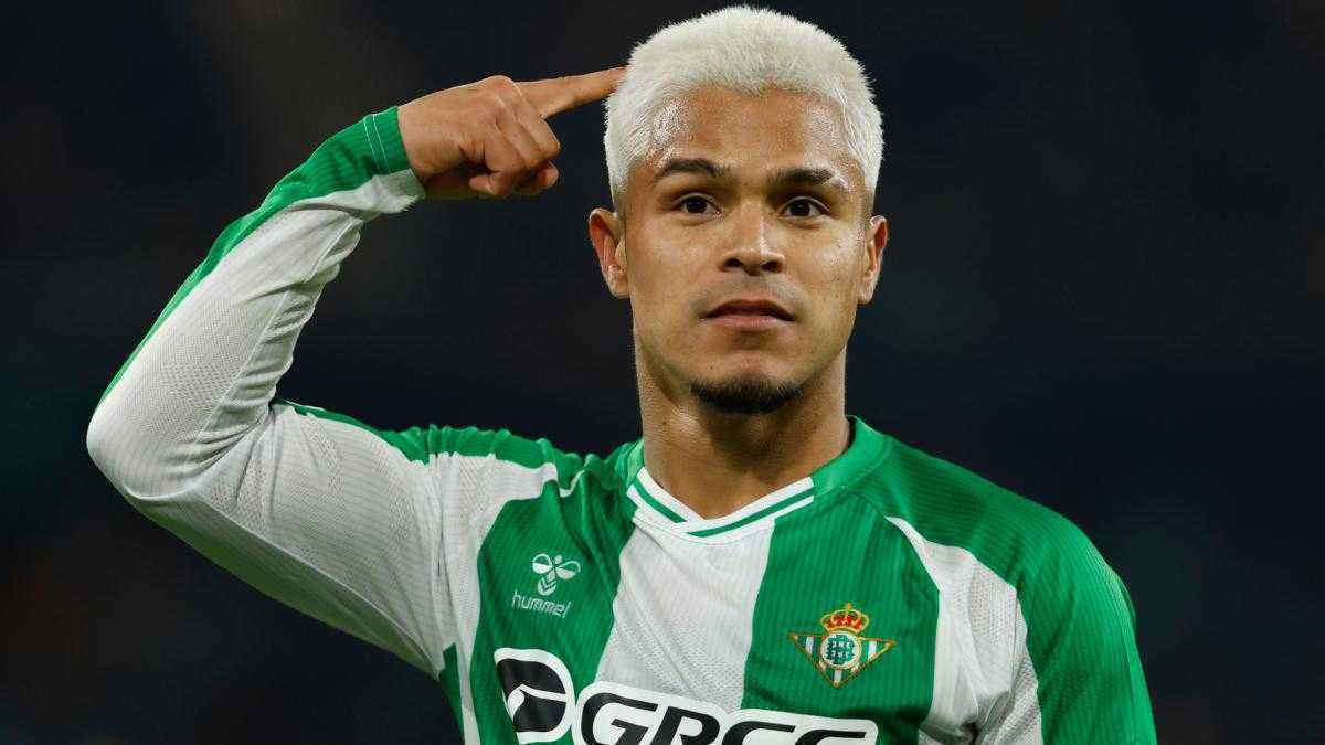 Cucho hernández kehrt zurück: stürmer könnte betis gegen rayo vallecano helfen