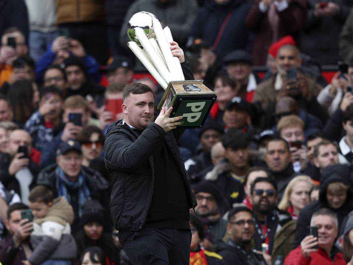 Darts-weltmeister littler feiert pokalpräsentation bei manchester united