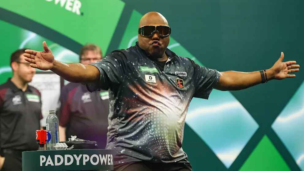 Darts-WM: Skurriler Ski-Brillen-Auftritt setzt die Arena in Brand!