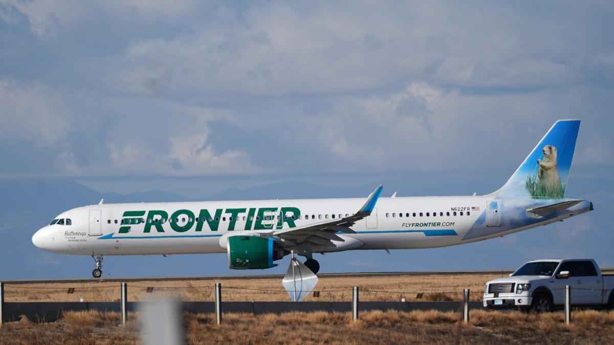 Denver: flugzeug erfasst passanten auf der startbahn – feuer!
