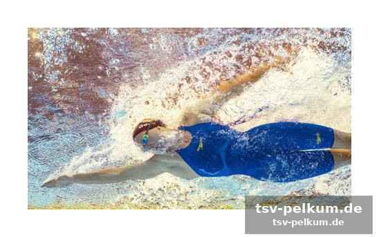 Köhler schwimmt mit der kappe ihres freundes zum sieg