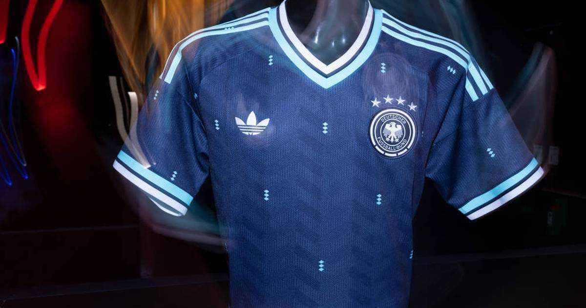 Dfb-ärger-trikot in dunkelblau: fans toben, kasse klingelt