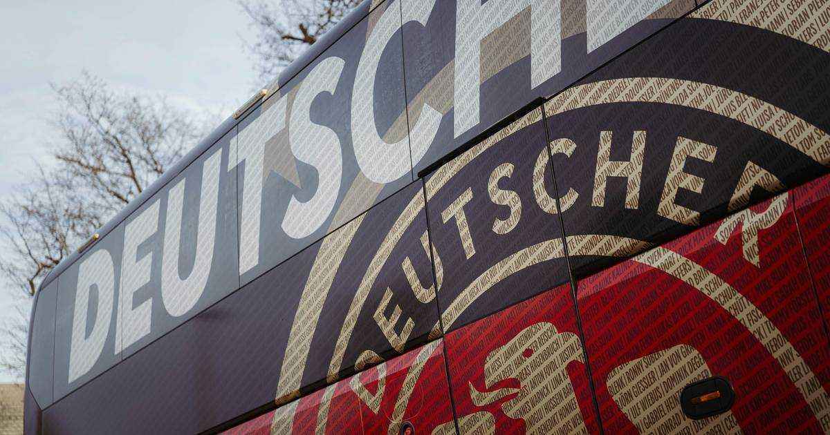 Dfb-bus rollt mit 5000 namen: fans erstmals live auf mannschaftskarre