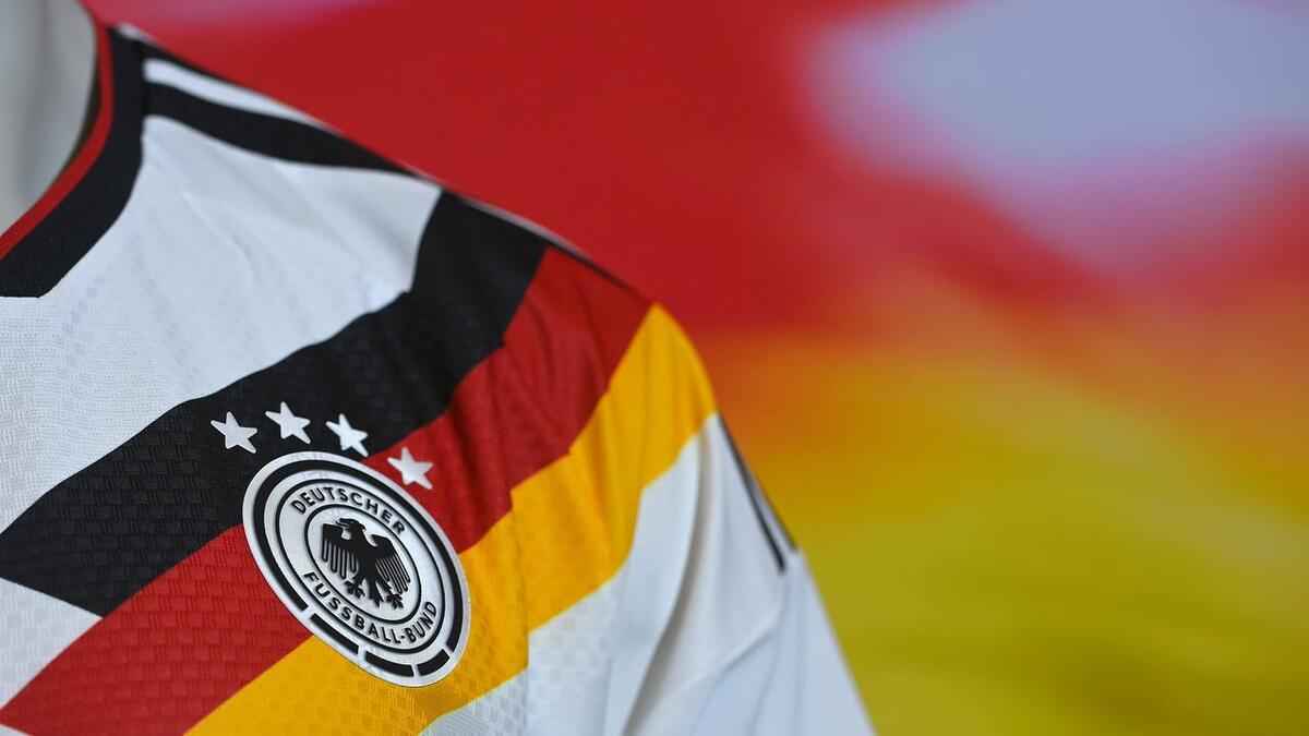 Dfb-trikots: kulturstaatsminister weimer hält preise für „unzumutbar“!