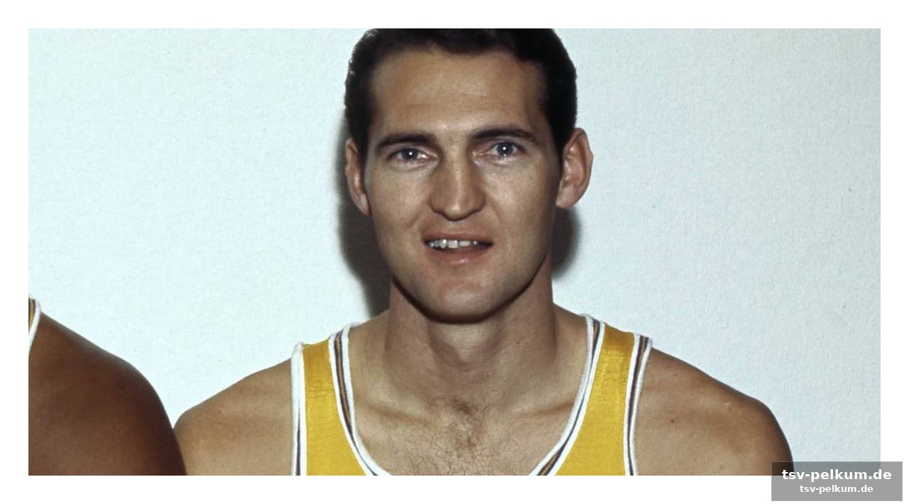 Der junge, der aus verzweiflung zum basketball griff